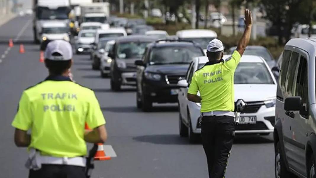 Trafik canavarlarına kötü haber! Yeni trafik cezaları dudak uçuklatıyor: Hangi ceza ne kadar zamlandı? 9